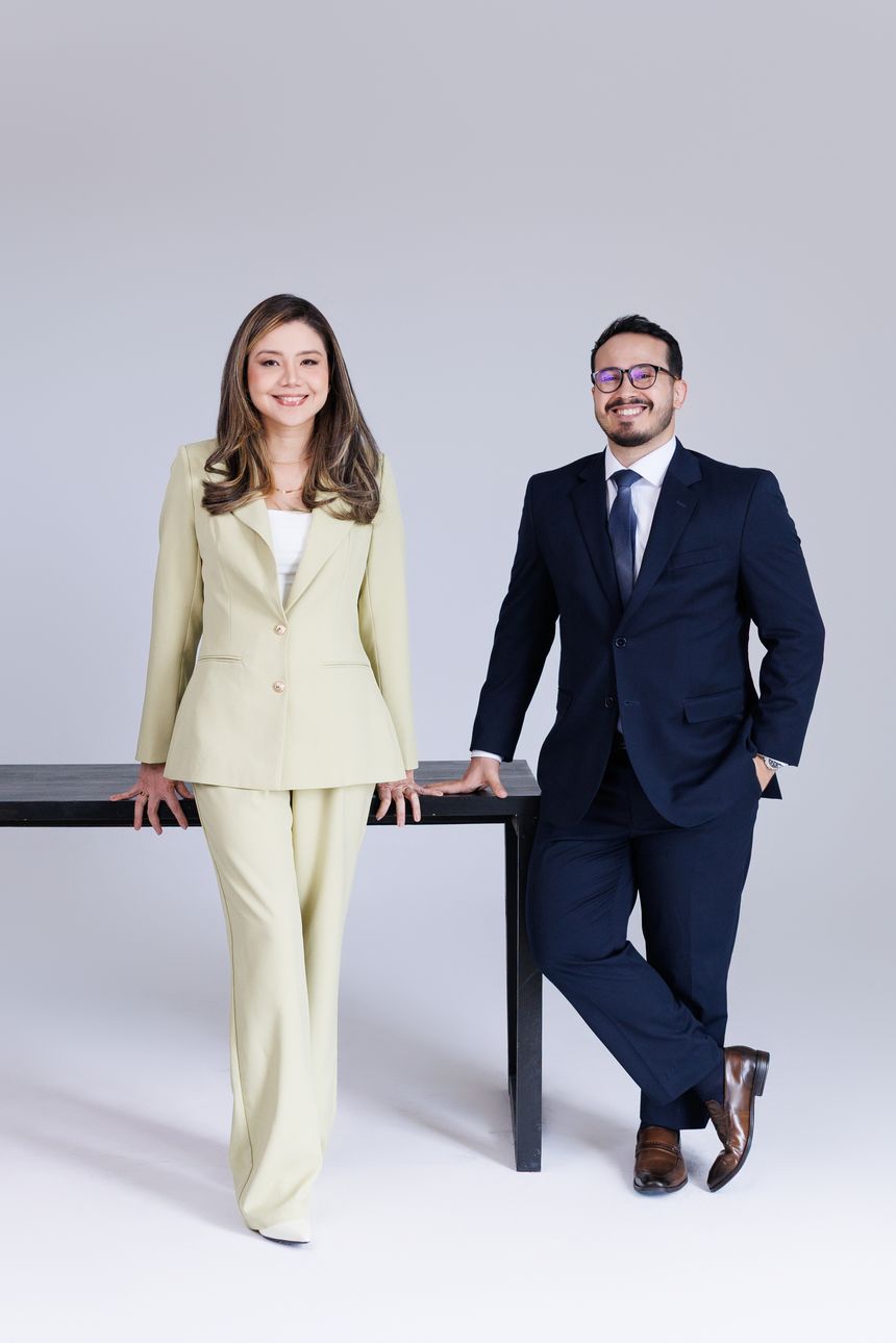 Rafael e Paola Sousa Barbosa no escritório